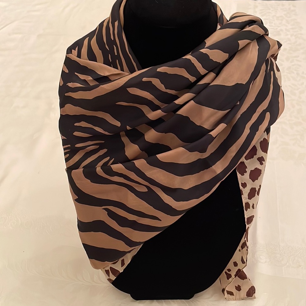 Beautiful Liz Claiborne 100% Rayon 30” animal print Scarf  (OLCC-AF)